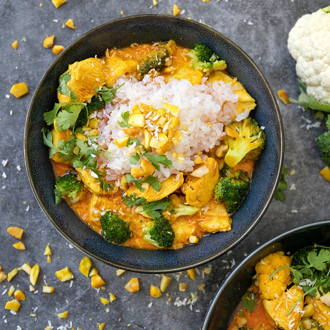 Low-Carb Chicken-Curry mit Reis | Herzhafte Gerichte | Rezepte | Simply Keto