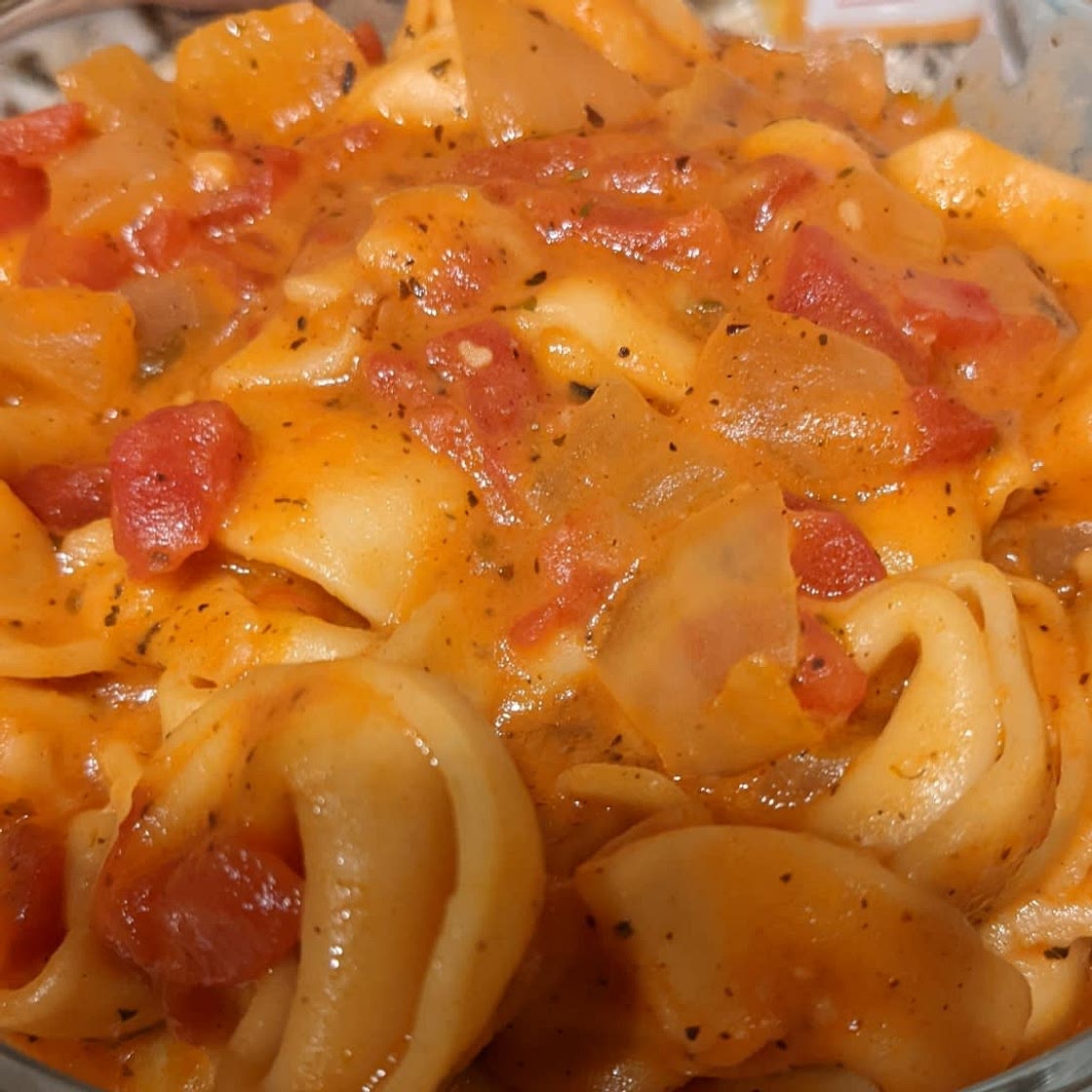 One Pot Tomato Tortellini Soup