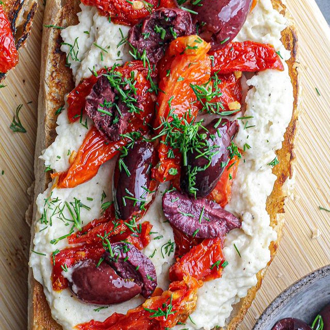 White Bean Hummus Toast 🎥🌿🌱 w/ sun-dried tomatoes, kalamata olives, dill & lemon!