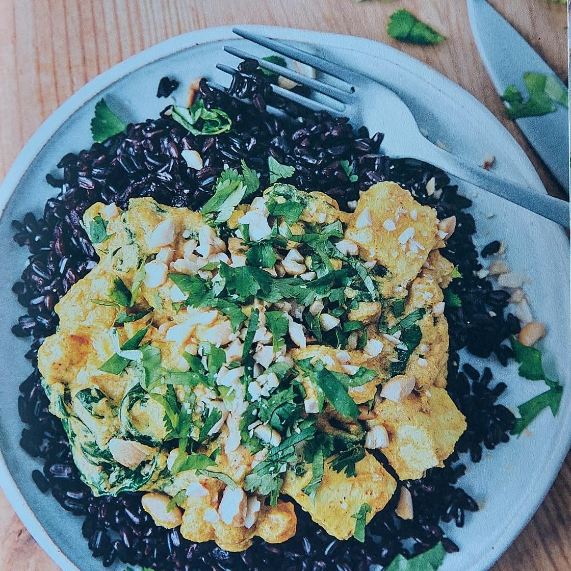 Curry de légumes, tofu et riz noir