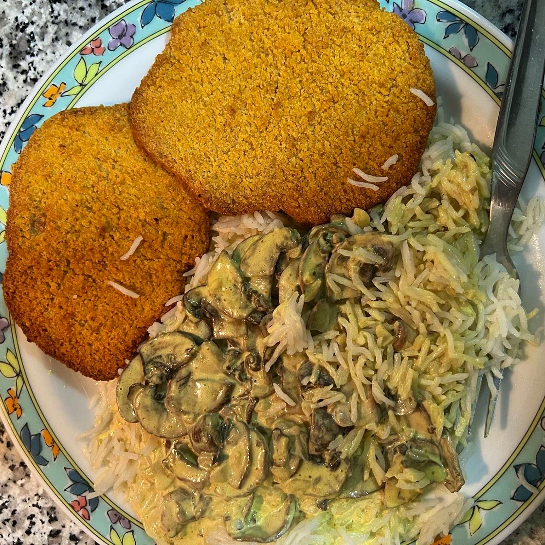 POLLO VEGANO CON ARROZ AL CURRY Y CHAMPIÑONES 