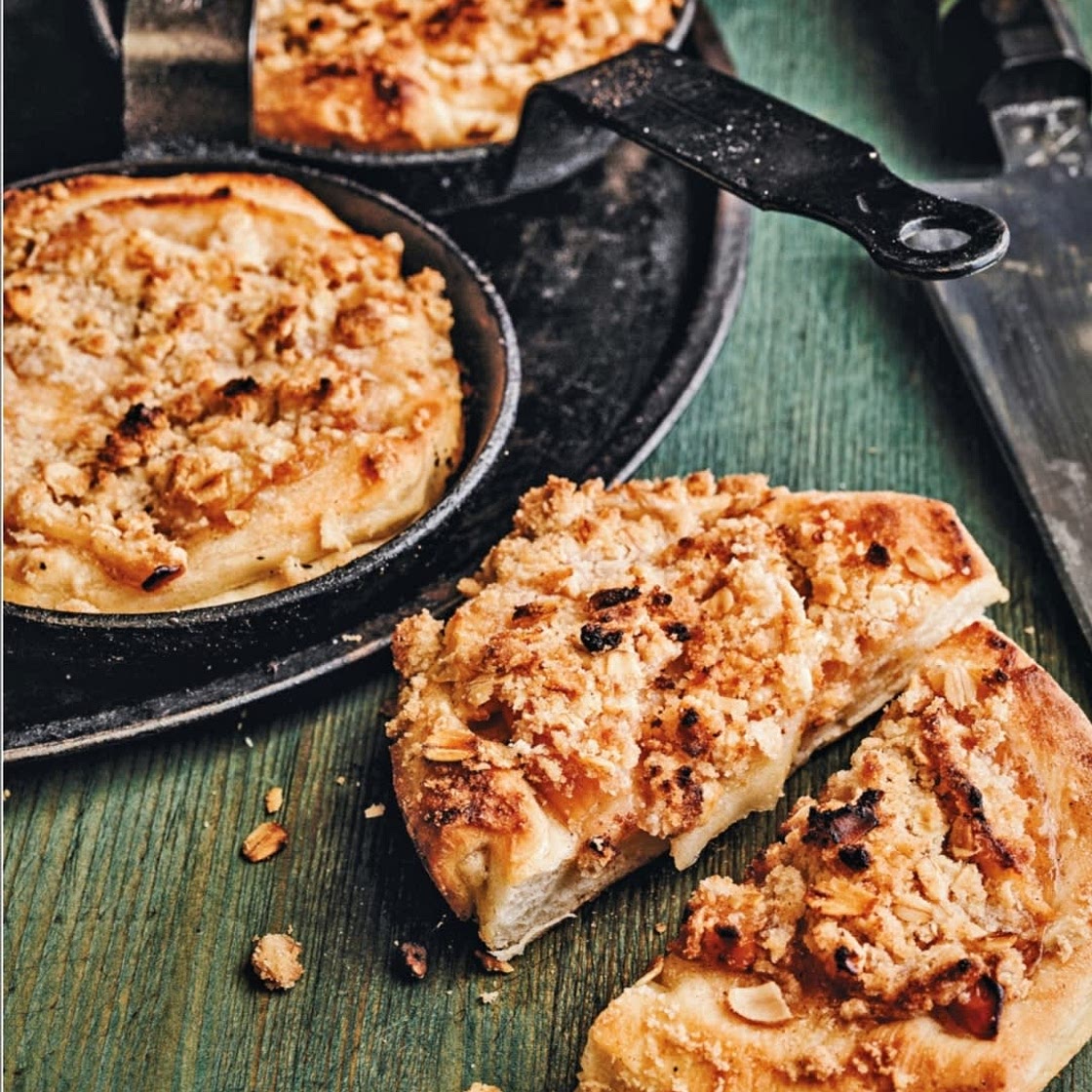 HOME OVEN APPLE PIZZETTE
