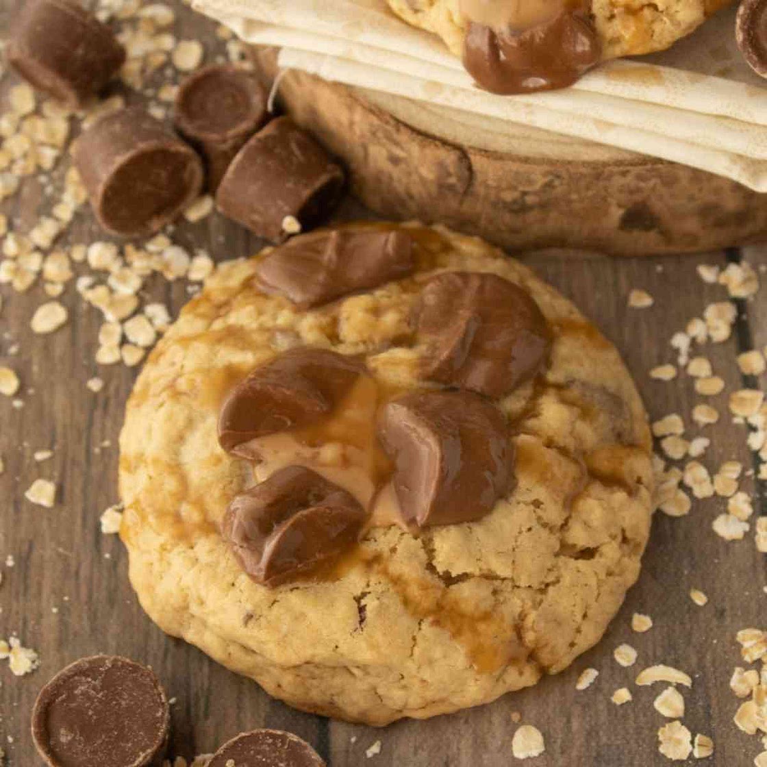Crumbl 🙀 Oatmeal Rolo Cookies 