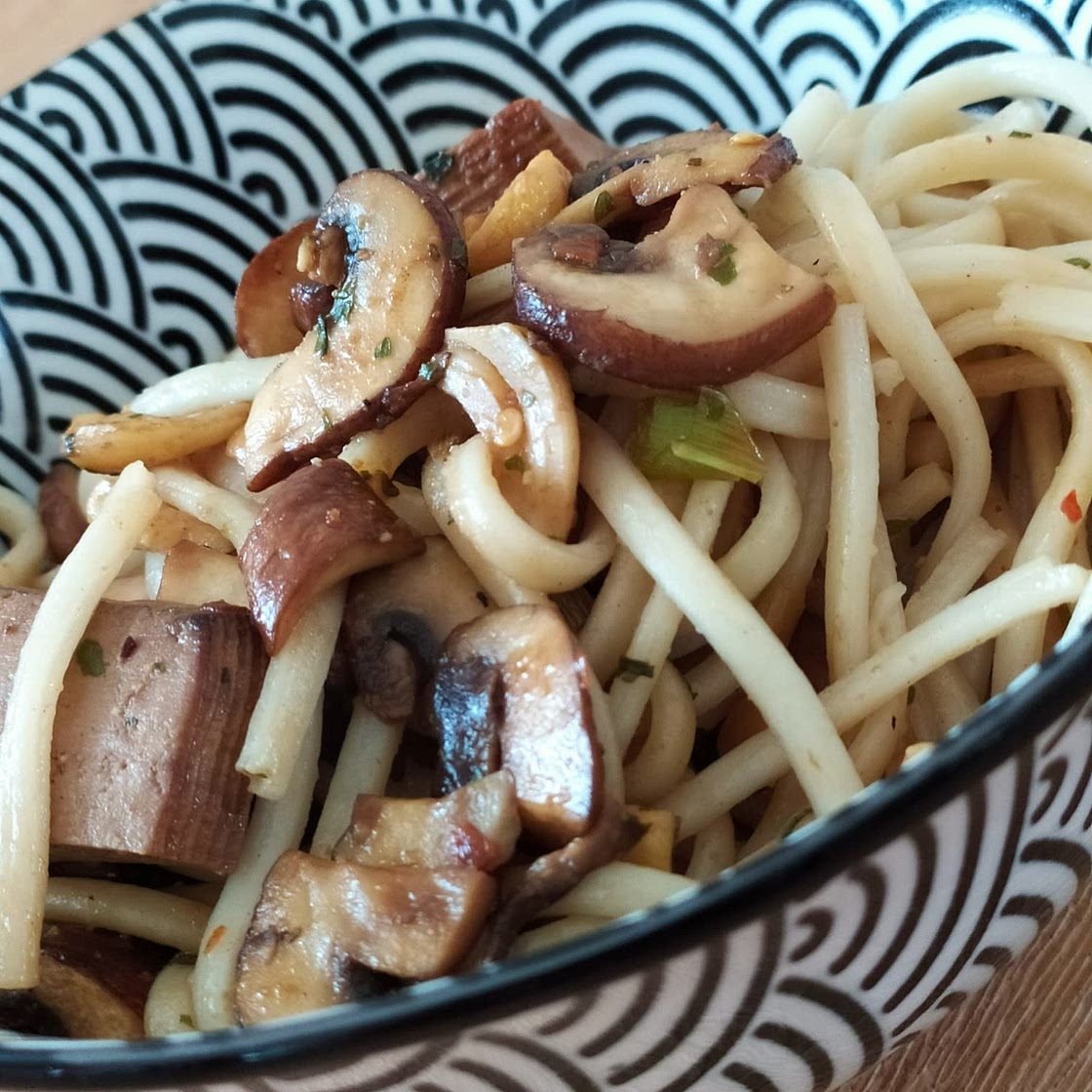 Feurige Asia Nudeln (vegan)