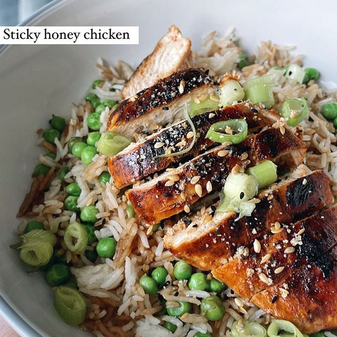 STICKY HONEY CHICKEN MEAL PREP 🤍✨ over 48g protein! 441 kcal per portion (46.1g C, 48.6g P, 6.2g F) Ingredients for 2: - 2 x chicken breasts (I used ) - 1 packet of rice (240g cooked rice) - 100g peas - 2 tsp honey - 2 tbsp soy sauce - 1 tsp paprika - 1 t