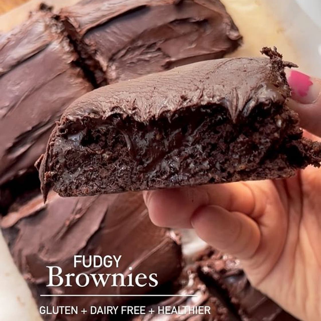 The FUDGIEST brownies that are gluten and dairy free 🤤🍫 Once you make these healthier and gut-friendly brownies you’ll possibly never go back 🤩 Dense fudgy melt in your mouth brownies topped with a thick dark chocolate frosting 😍 Try not to eat the who