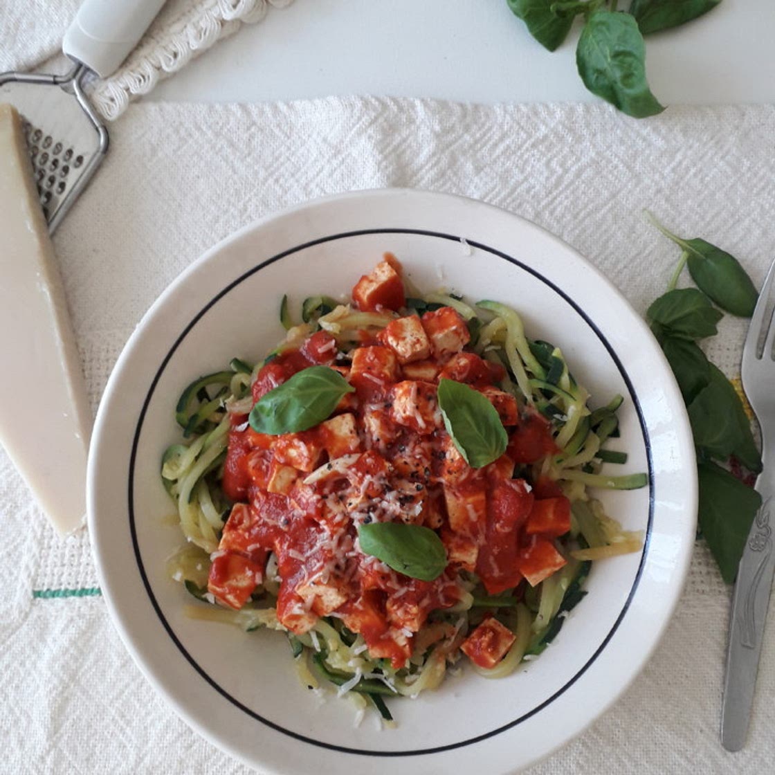 Tofu com molho de tomate e noodles de curgete