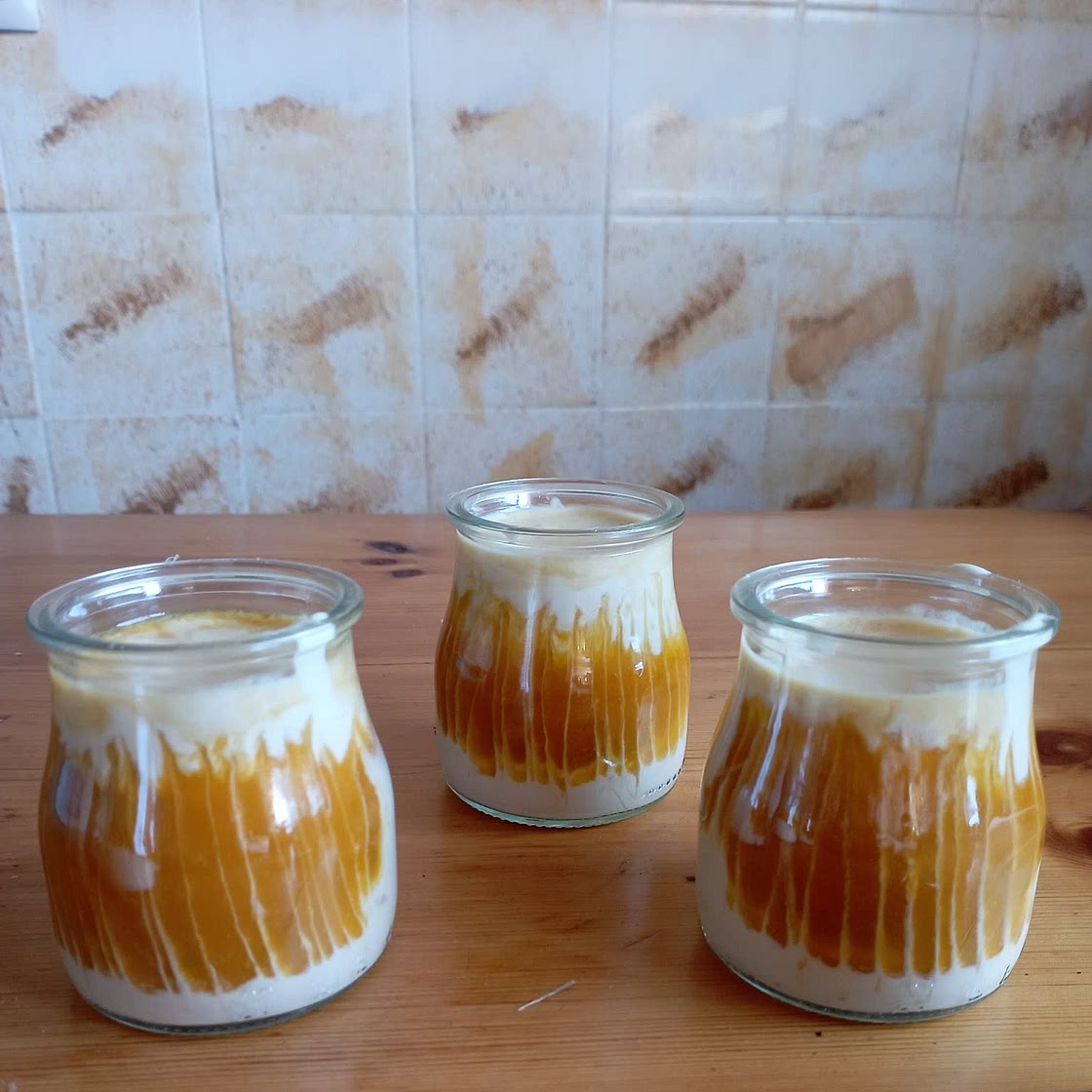 Postre helado de mango saludable (Healthy mango sundae with macerated berries)