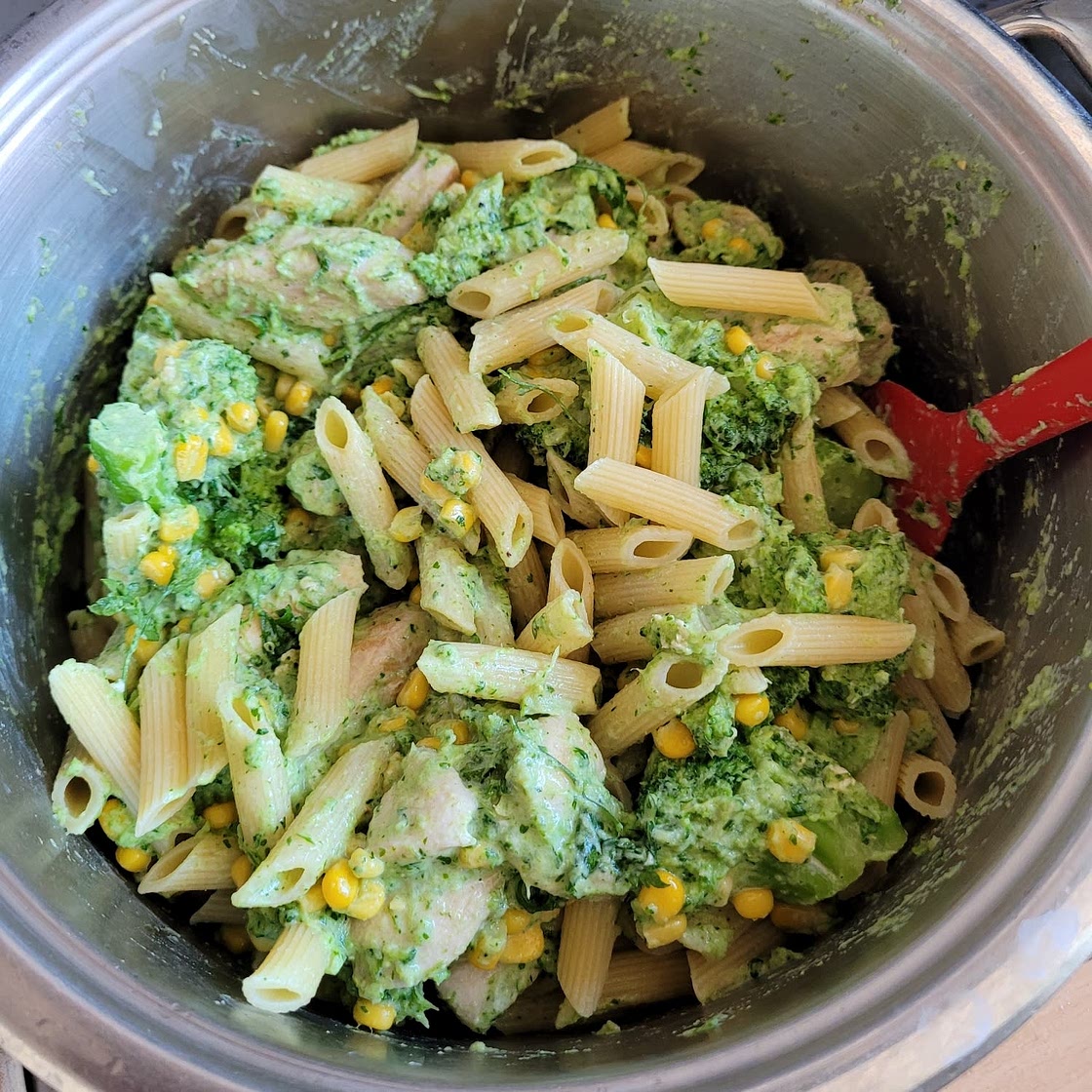 Brokkoli-Nudeln mit Hähnchen und Mais