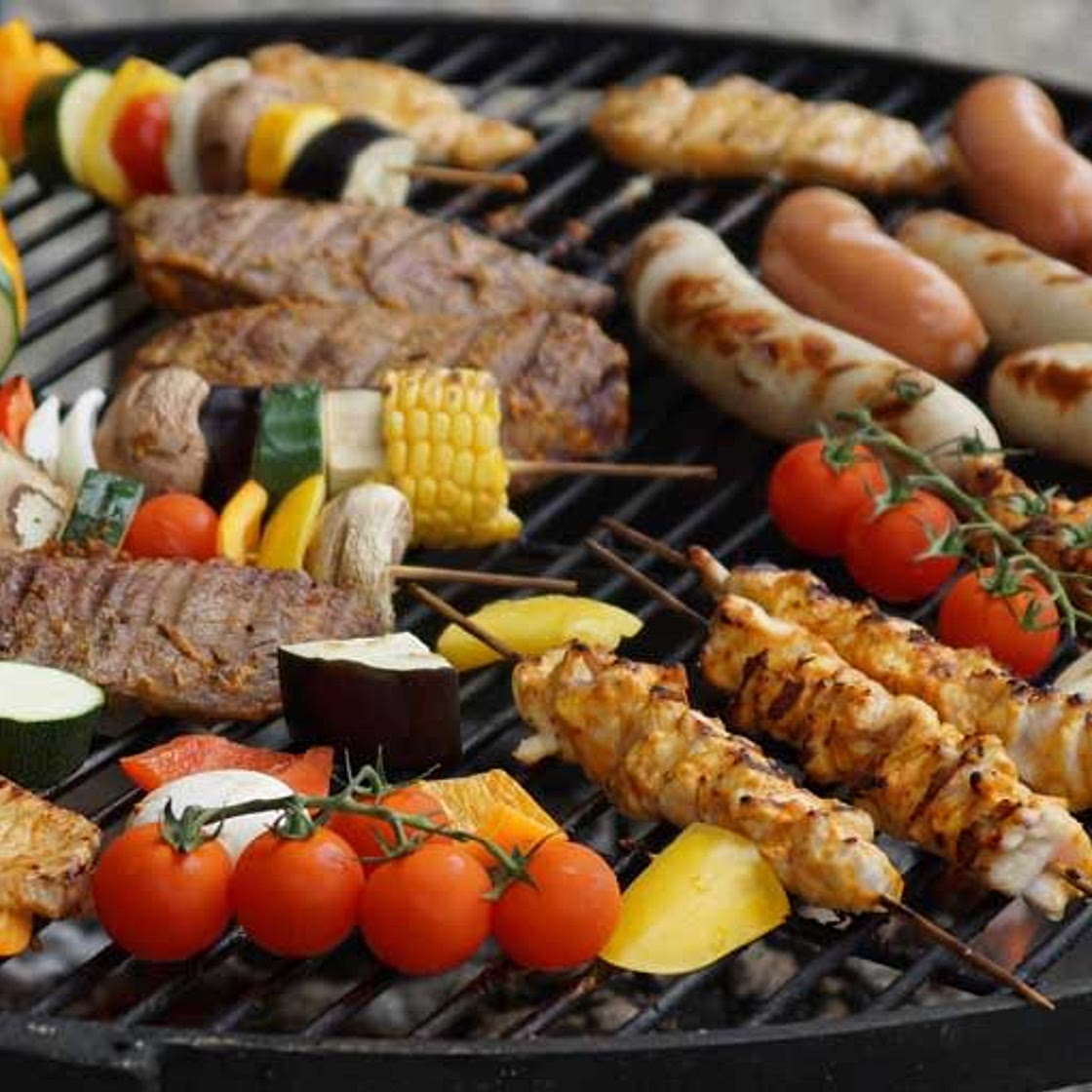 Grillerei (Würstel, Mais, Gemüse)