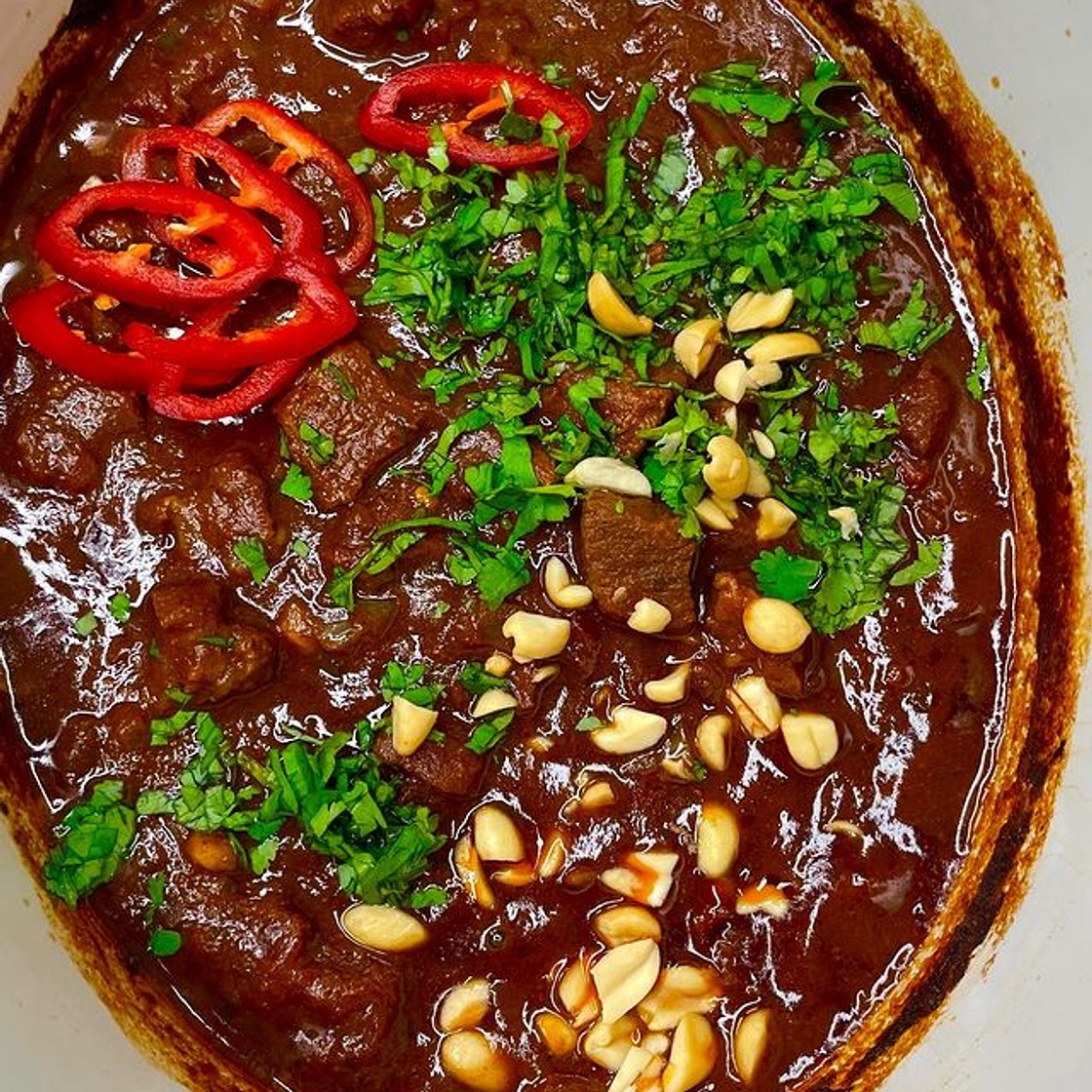 Slowcooker Beef Curry (Low cal) ππ₯© (516 cals a serving including 200g rice) Love a beef curry and this is pure banging. Adding a small touch of peanut butter really elevates the sauce with a whole chilli to give it heat. 200g of rice is a good portion so