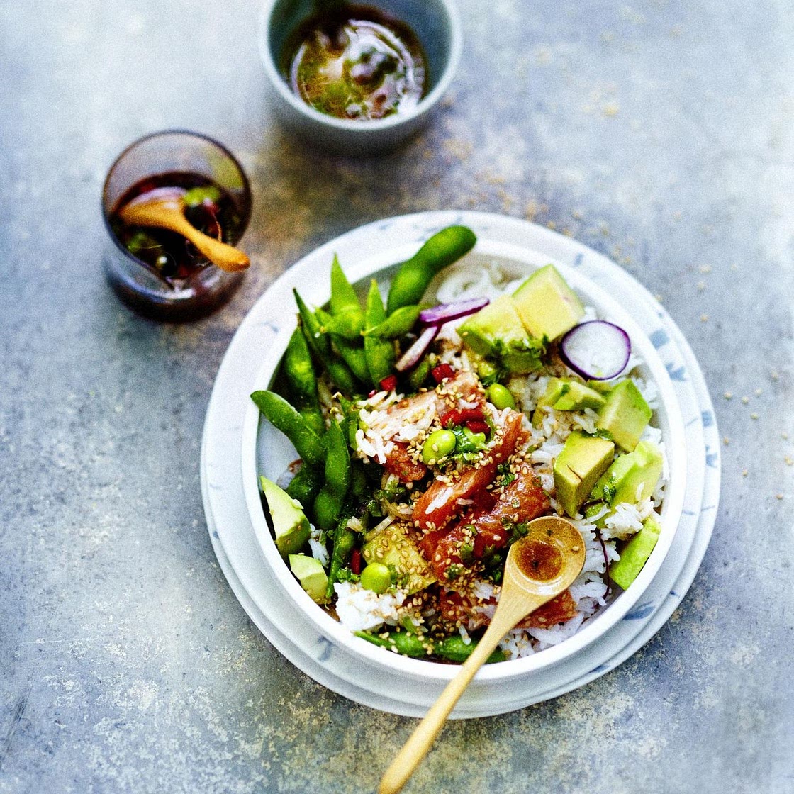 Poke bowl saumon, légumes, sauce sésame