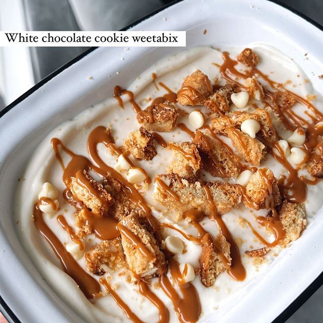WHITE CHOCOLATE COOKIE PROTEIN WEETABIX! a delicious high protein breakfast for on the go! 🥰 495 kcal per portion (48.3g C, 37g P, 13.5g F) Ingredients for 1: - 2 protein weetabix (or normal) - 1 white chocolate cookie - 150g 0% fat yoghurt - 15g white ch