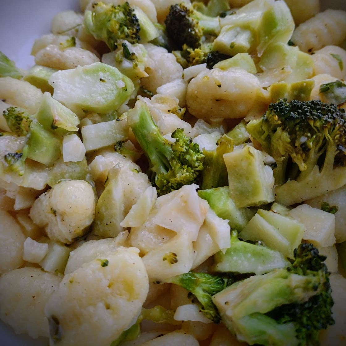 Gnocchi broccoli tray bake with lemon and cheese