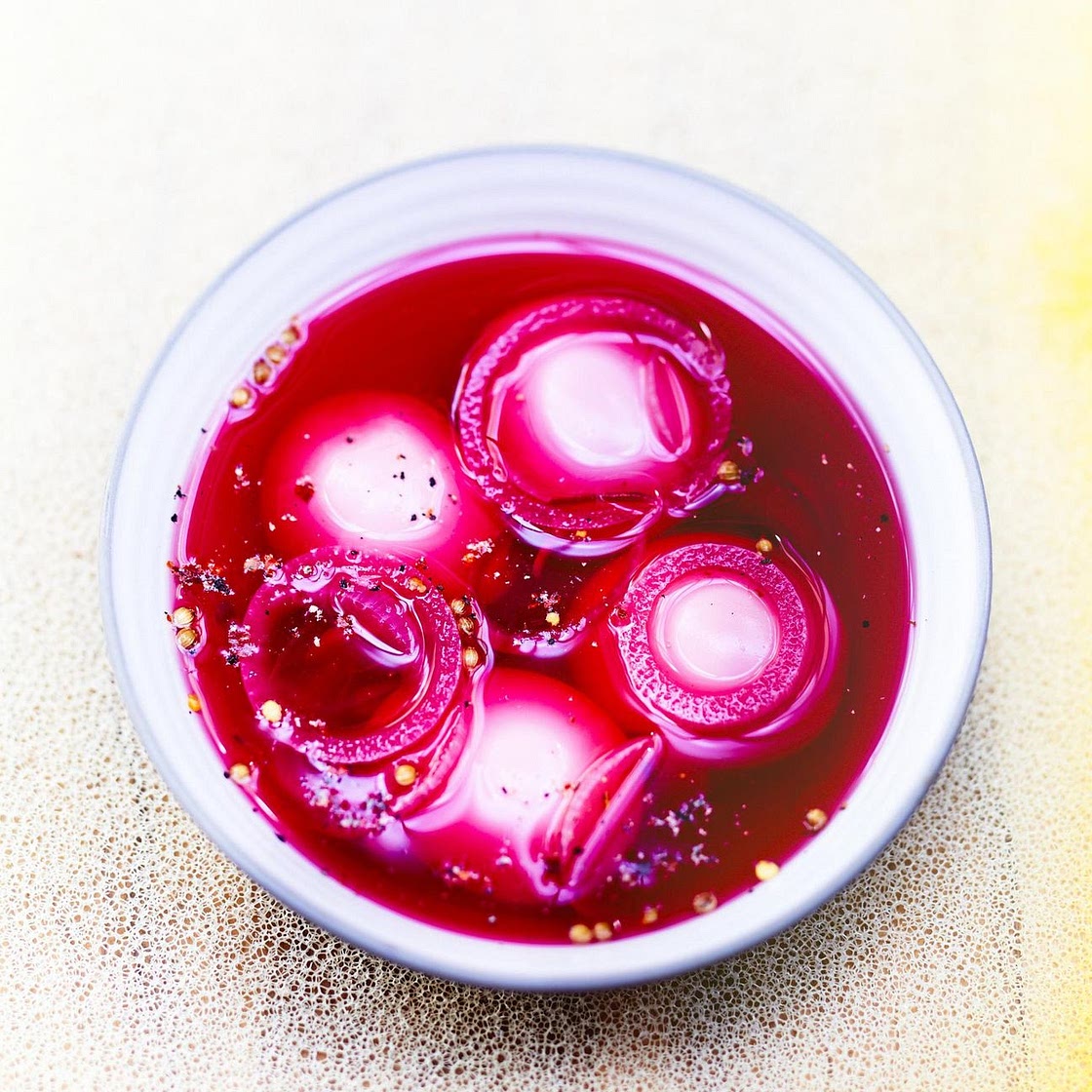 Oeufs roses au vinaigre et betterave