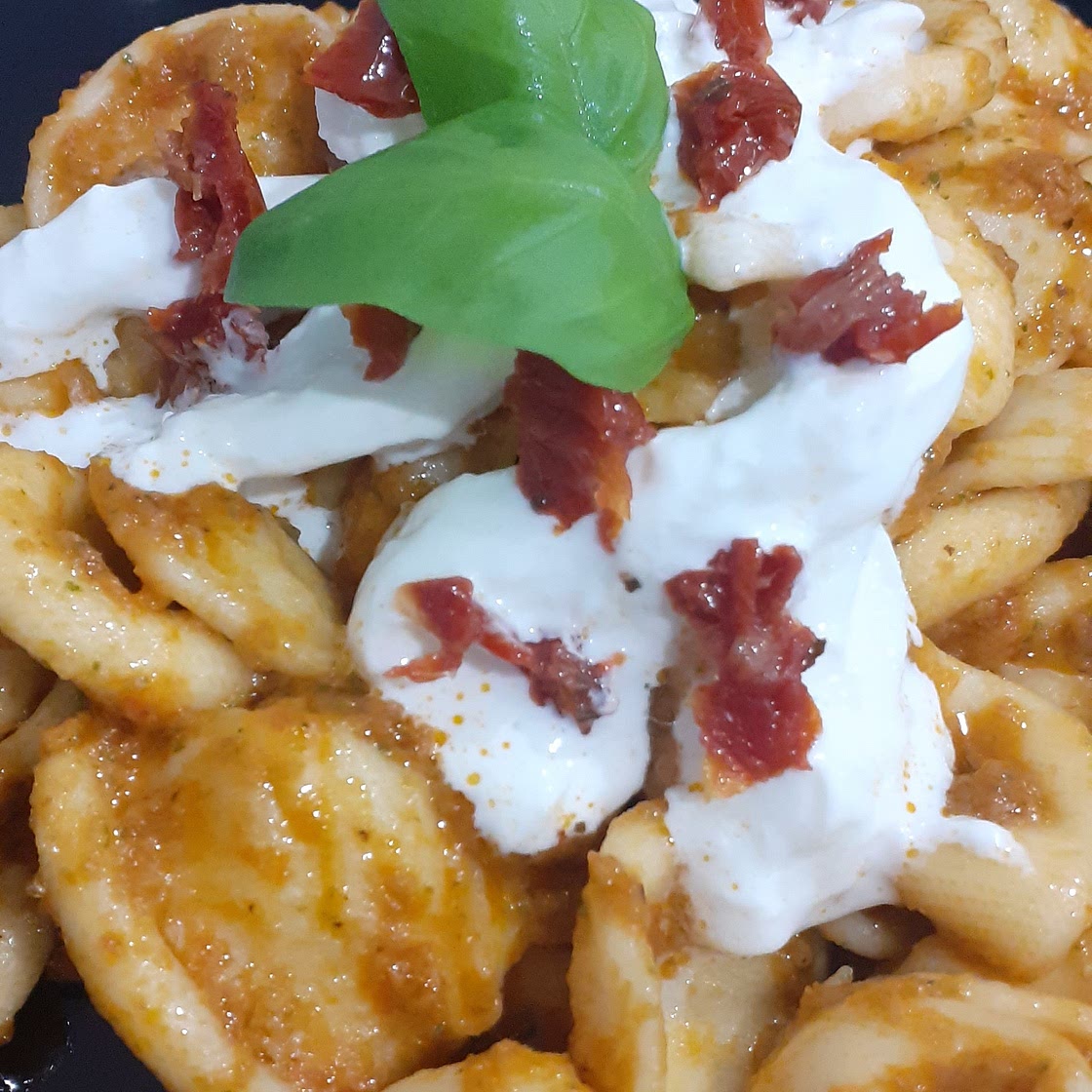 Orecchiette con pesto di pomodori secchi e burrata