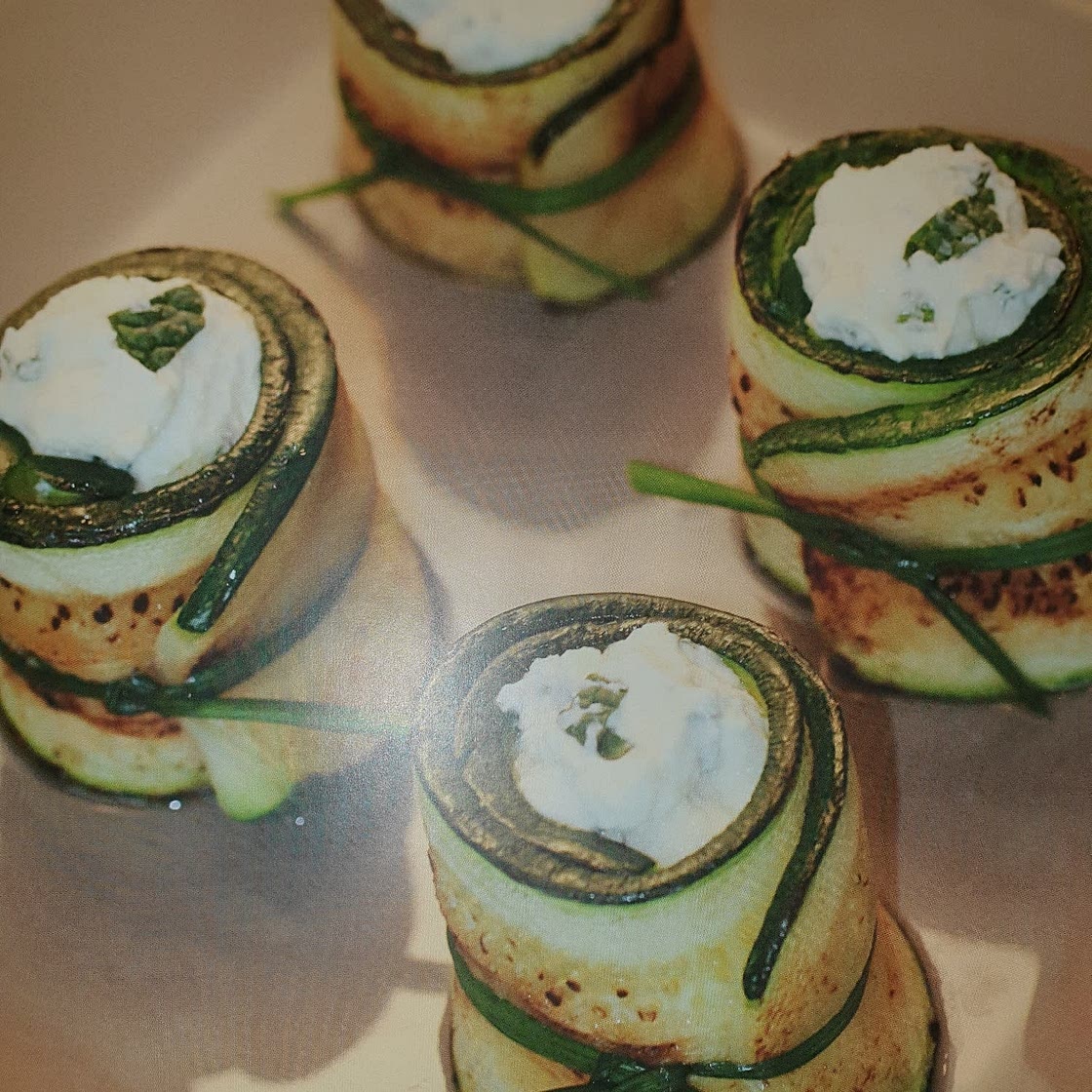 ROULEAUX DE COURGETTES AU FROMAGE FRAIS ET À LA MENTHE