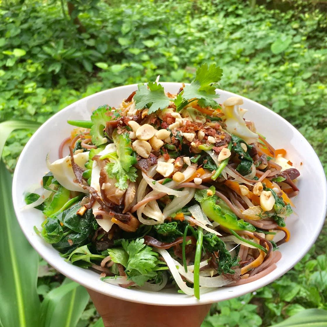 Bún lứt trộn rau củ (Brown rice vermicelli noodles with vegetables) - Tình