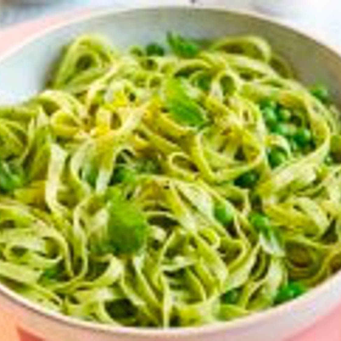 Pasta with low-fat pesto and peas
