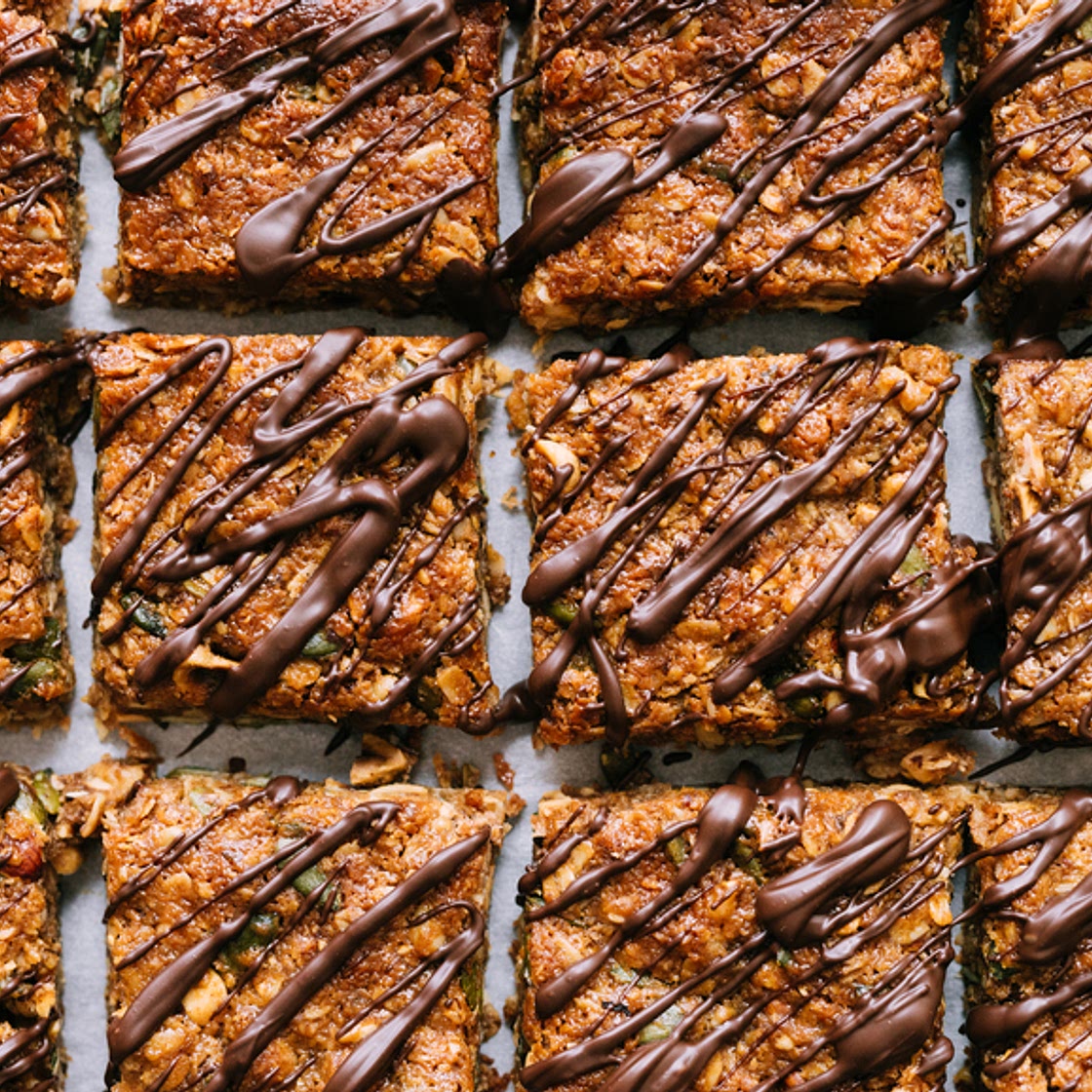 How To Make Fiber-Rich Oatmeal Raisin Cookie Bars | Well+Good