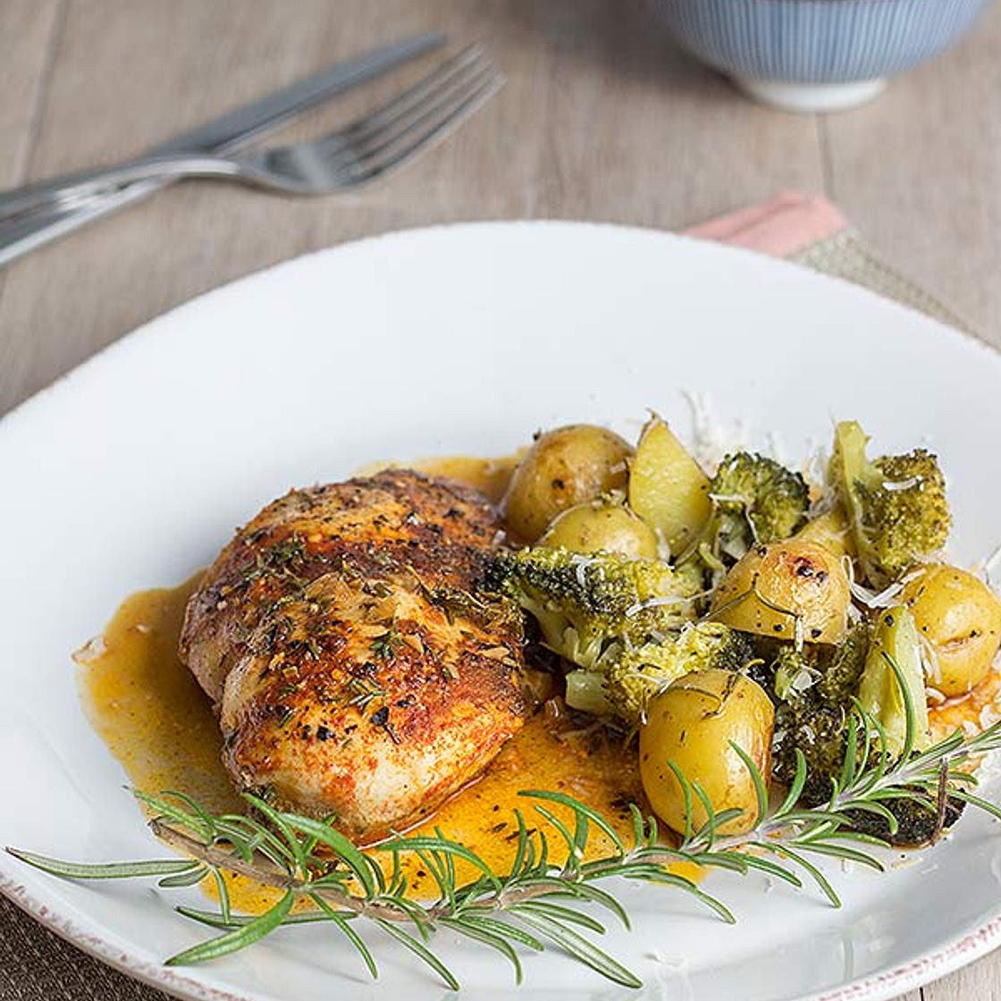 Paprika-Hähnchen in Thymian-Weißwein-Sauce und Ofengemüse - Stylish Living