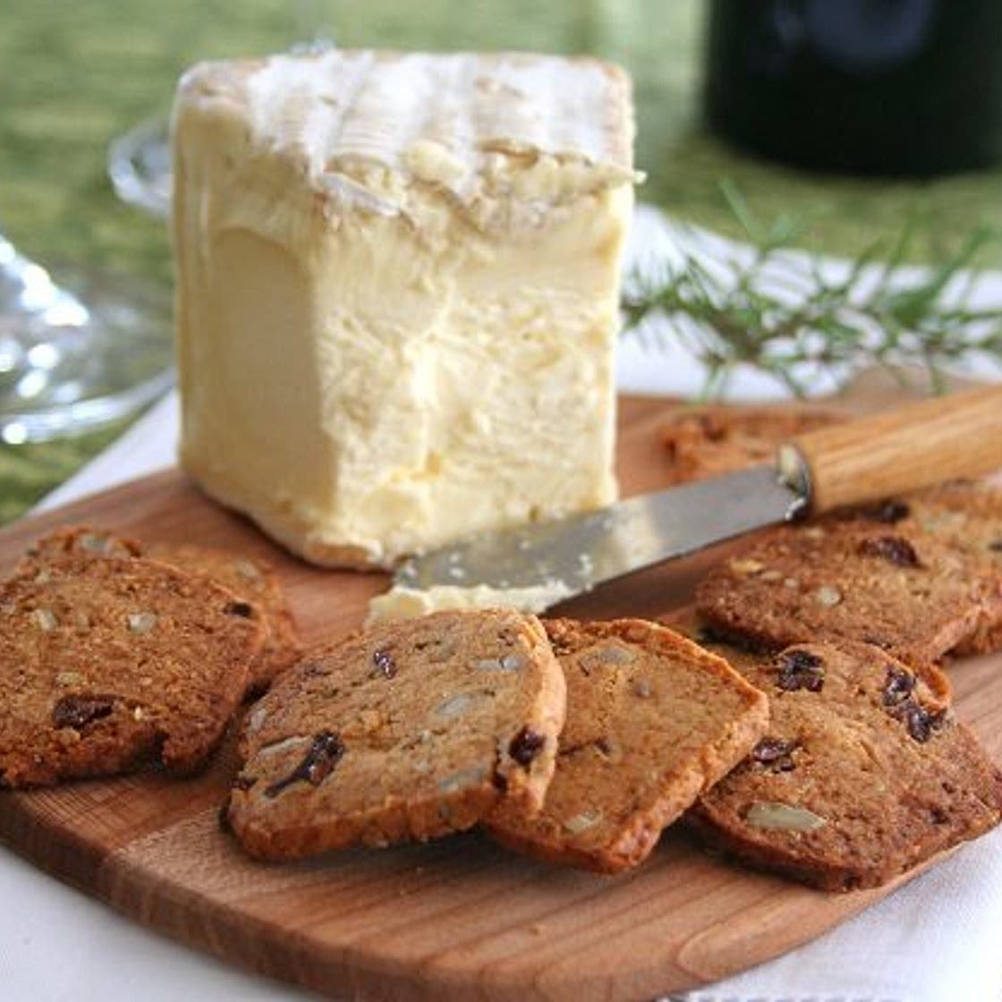 Raisin Rosemary Crisps – Low Carb and Gluten-Free