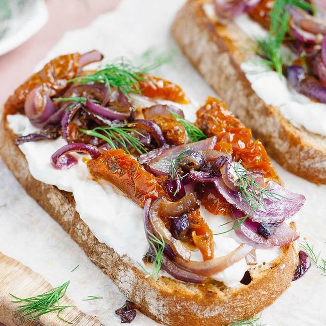 BURRATA TOAST met gekarameliseerde ui, zongedroogde tomaten en dille 🤩🍅 Ben ik gek als ik zeg dat ik pas een paar maanden geleden voor het eerst burrata heb gegeten🙊? En ik kan je vertellen; ik heb echt iets gemist, want WAUW dit is amazing 😍😍!! Deze 
