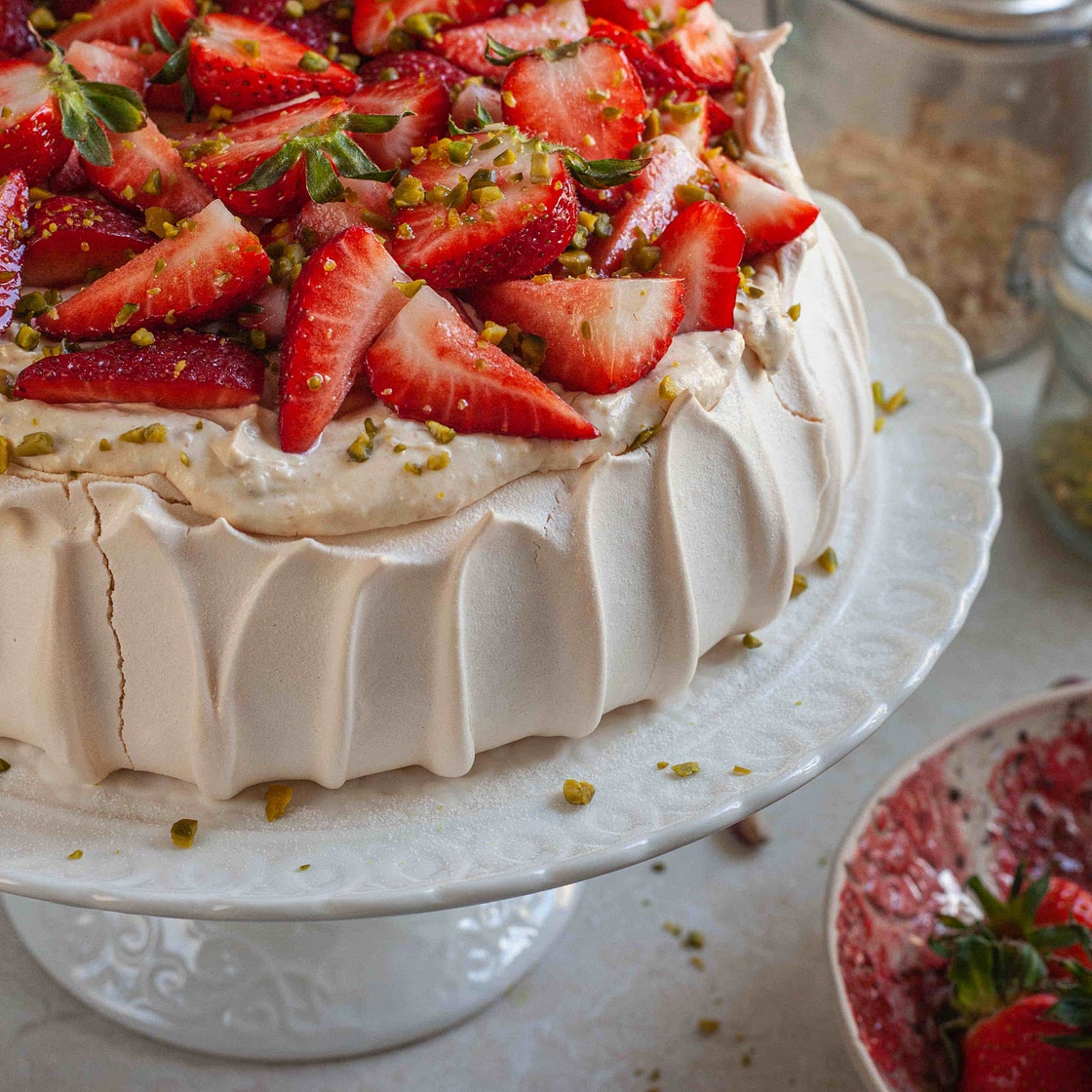 Pavlova sa plazma kremom i jagodama