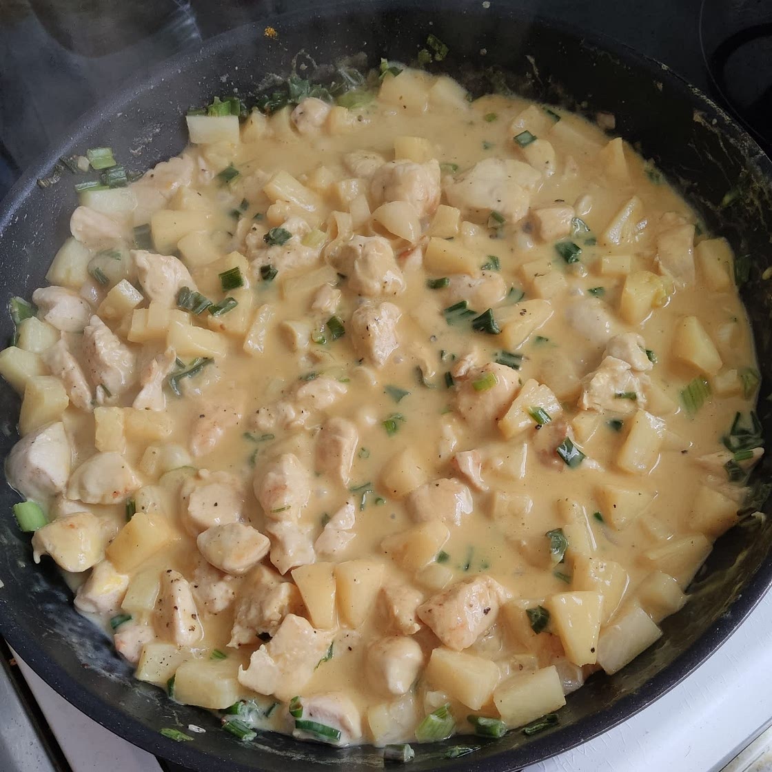 Einfaches Hähnchencurry mit Ananas und Reis