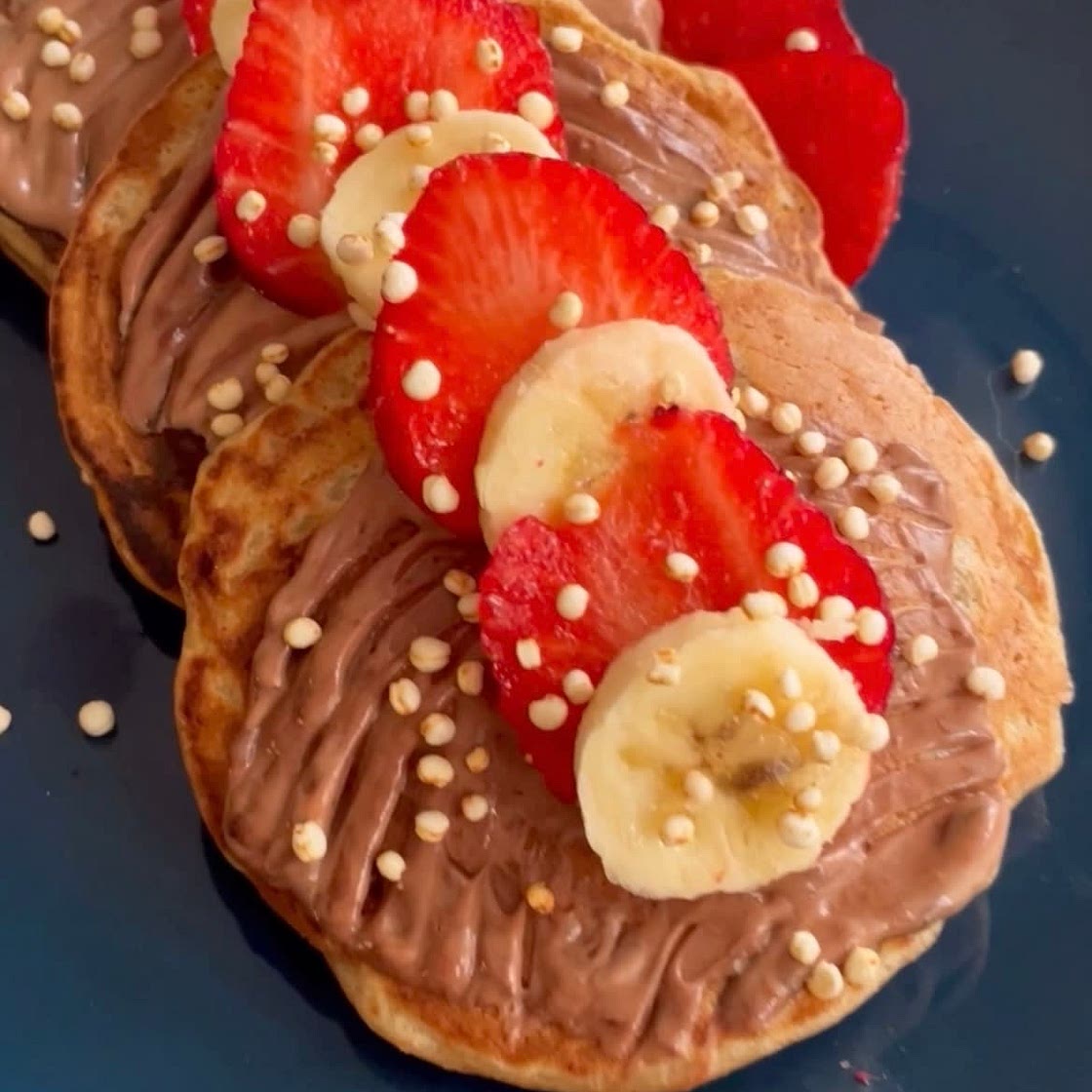 Pancakes μπανάνας με φραουλένια γέμιση