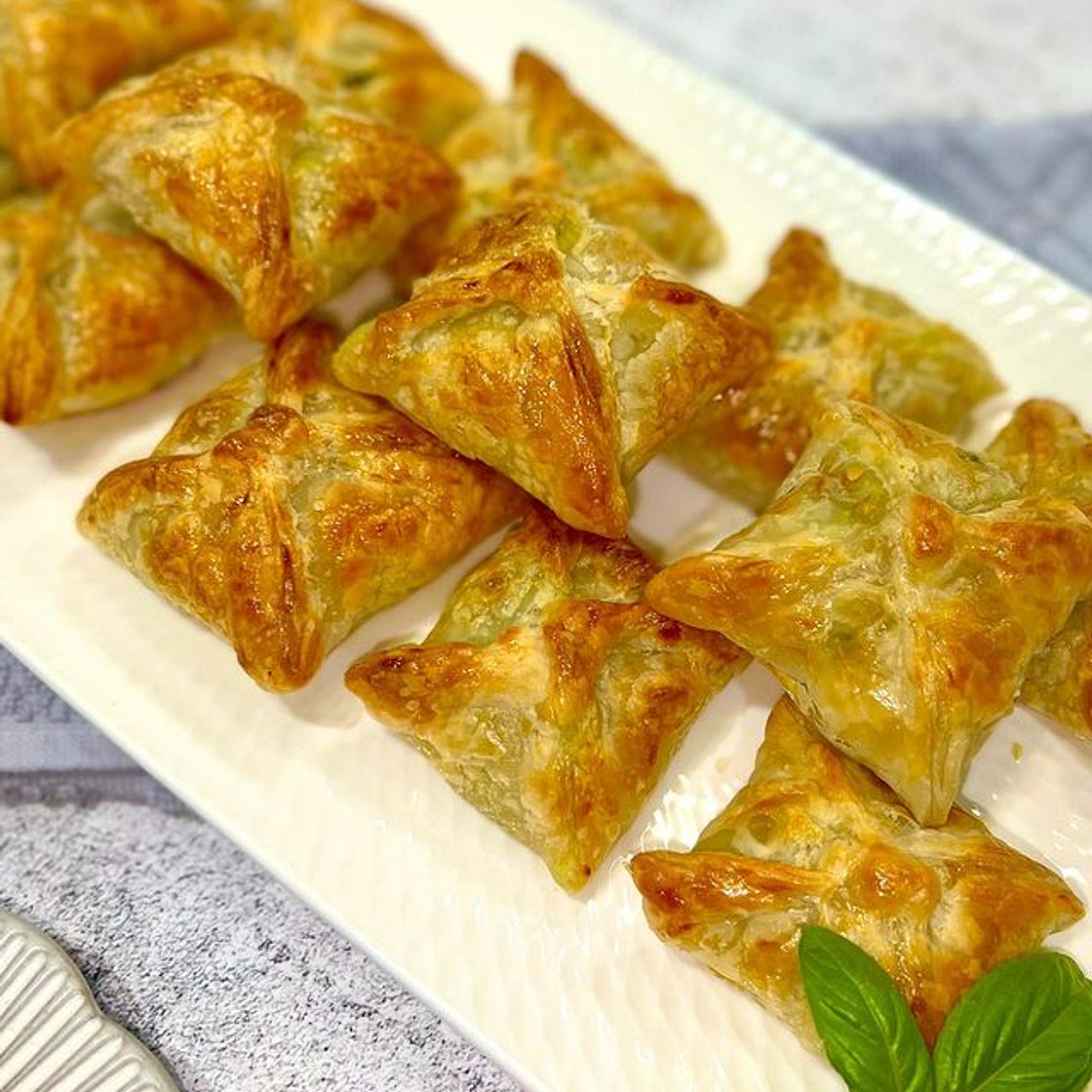 These Cheese Cheese &amp; Spinach Pastries are the perfect side to every meal! They’re so delicious I lost count how many I ate, I just kept going back for more😅 Super easy with minimal ingredients, and most importantly the kids loveeee them!! 🙌🏻 This r