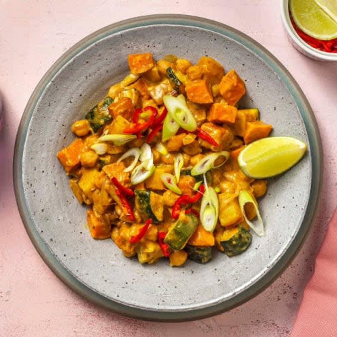 Buntes Massaman-Curry in Erdnuss-Kokos-Soße