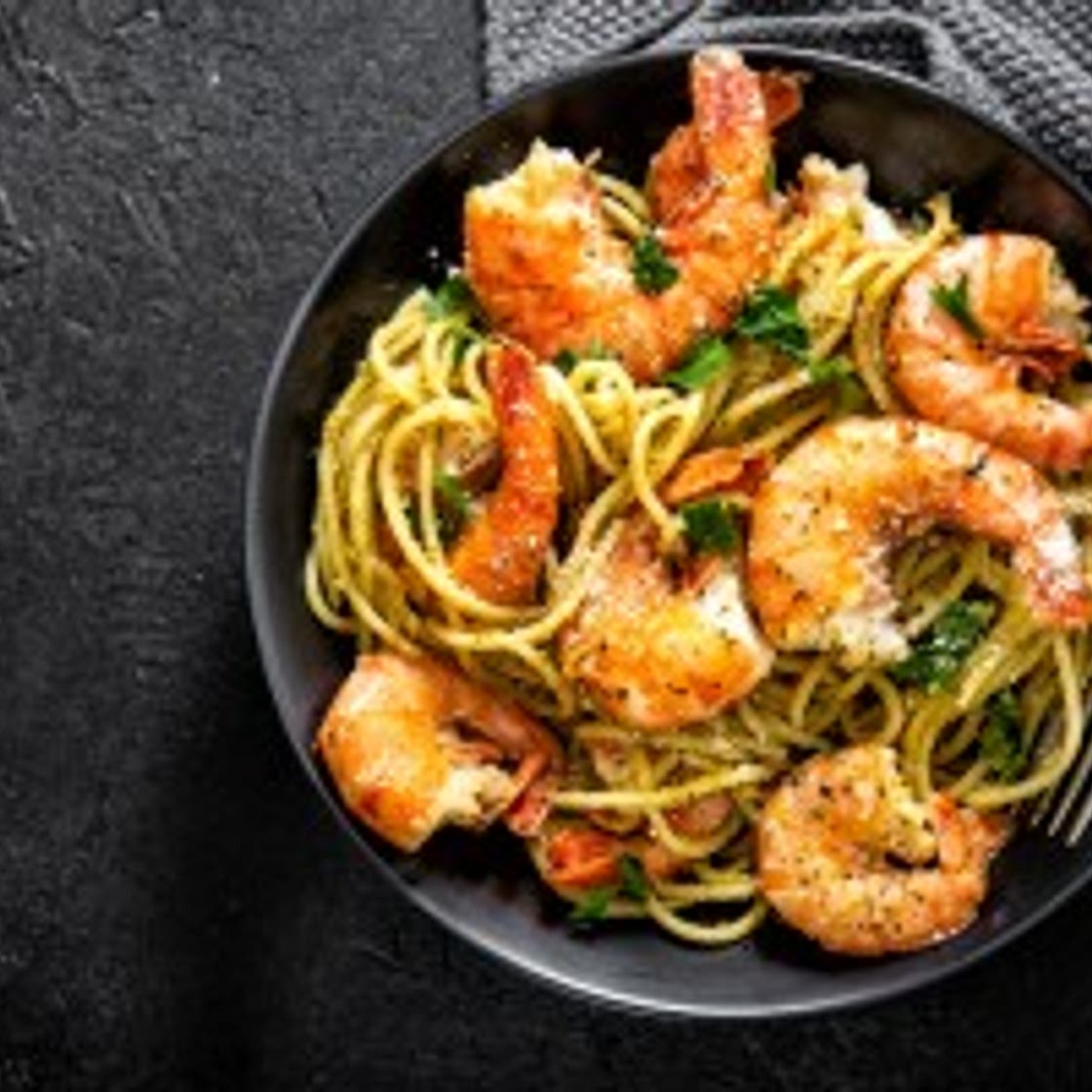 Spaghetti con pesto di menta e gamberi