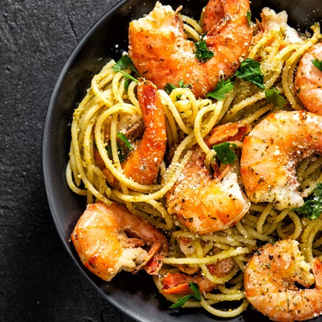 Spaghetti con pesto di menta e gamberi