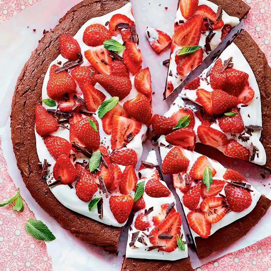 Recette de biscuit géant au chocolat, garniture au fromage et aux fraises | Coup de Pouce