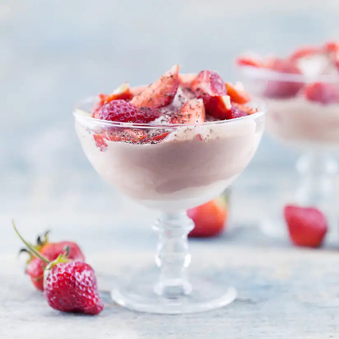 Recette de mousse à la fraise sur nid de meringue | Coup de Pouce