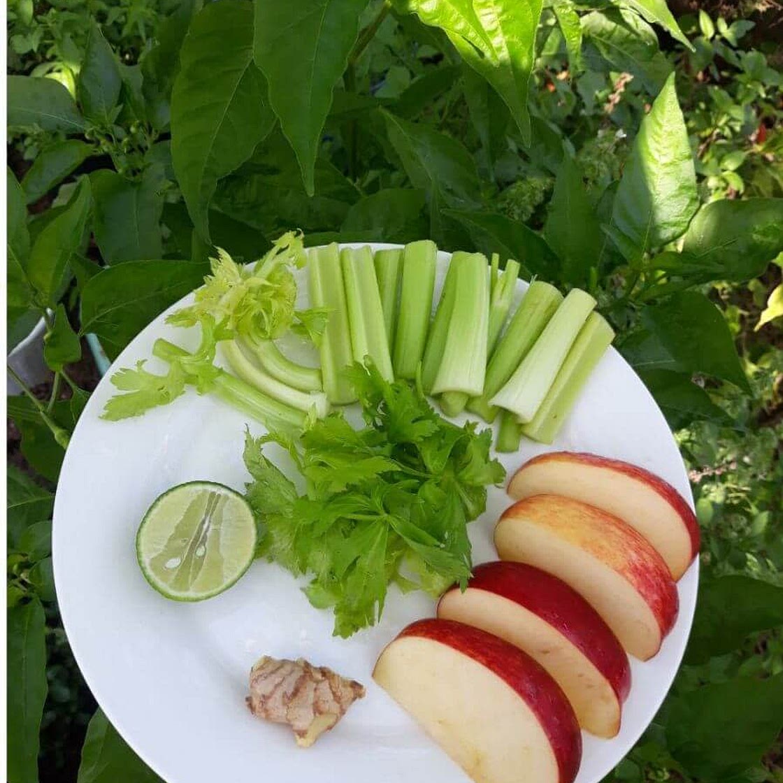 Nước ép cần tây táo