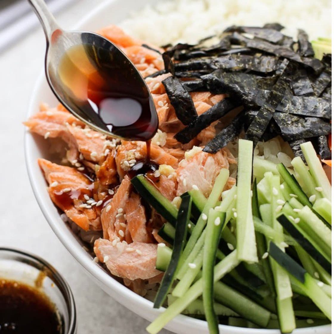 Baked salmon sushi bowl
