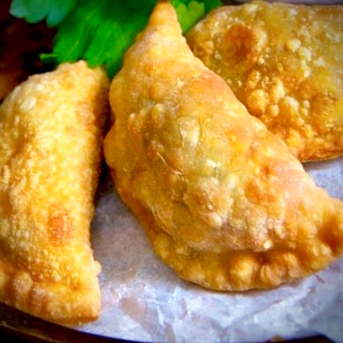 Hummus with Awarma Pies﻿ (فطاير بحمص)