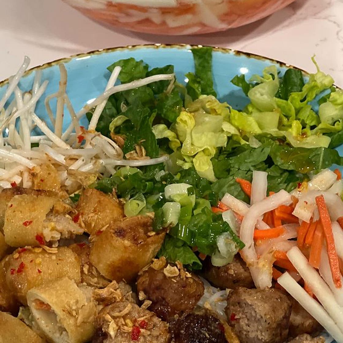 Vietnamese picked daikon and carrots aka do chua is a perfect addition to vermicelli bowls, rice plates and banh mi (Vietnamese sandwiches) Ingredients: 1 medium sized daikon 1 bag of match sticks carrots 1 tbsp salt 3/4 cup sugar 1 1/2 cups hot water 1 cu