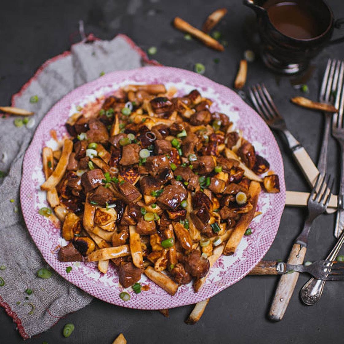 Poutine à la poitrine de canard BBQ et au fromage haloumi