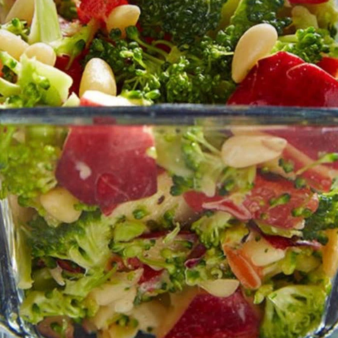 Brokkolisalat mit Apfel und Paprika