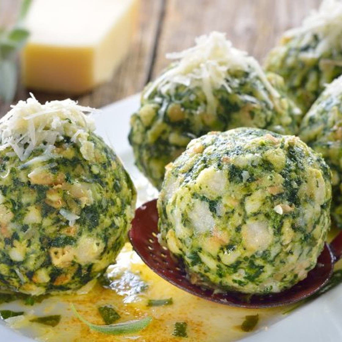 Parmesan-Spinatknödel an Salbeibutter