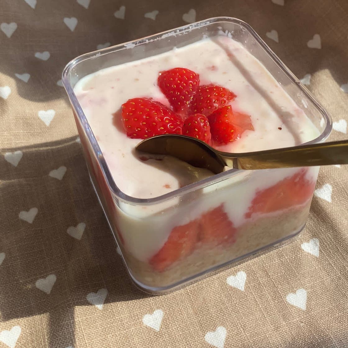 Strawberries & cream weetabix 😋