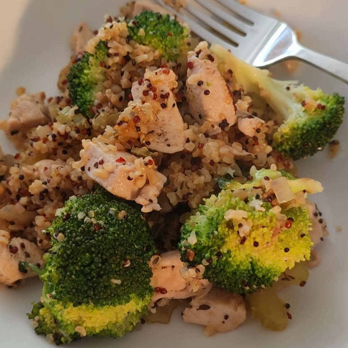 Healthy Chicken Broccoli Quinoa (Easy One-Pan Recipe!)