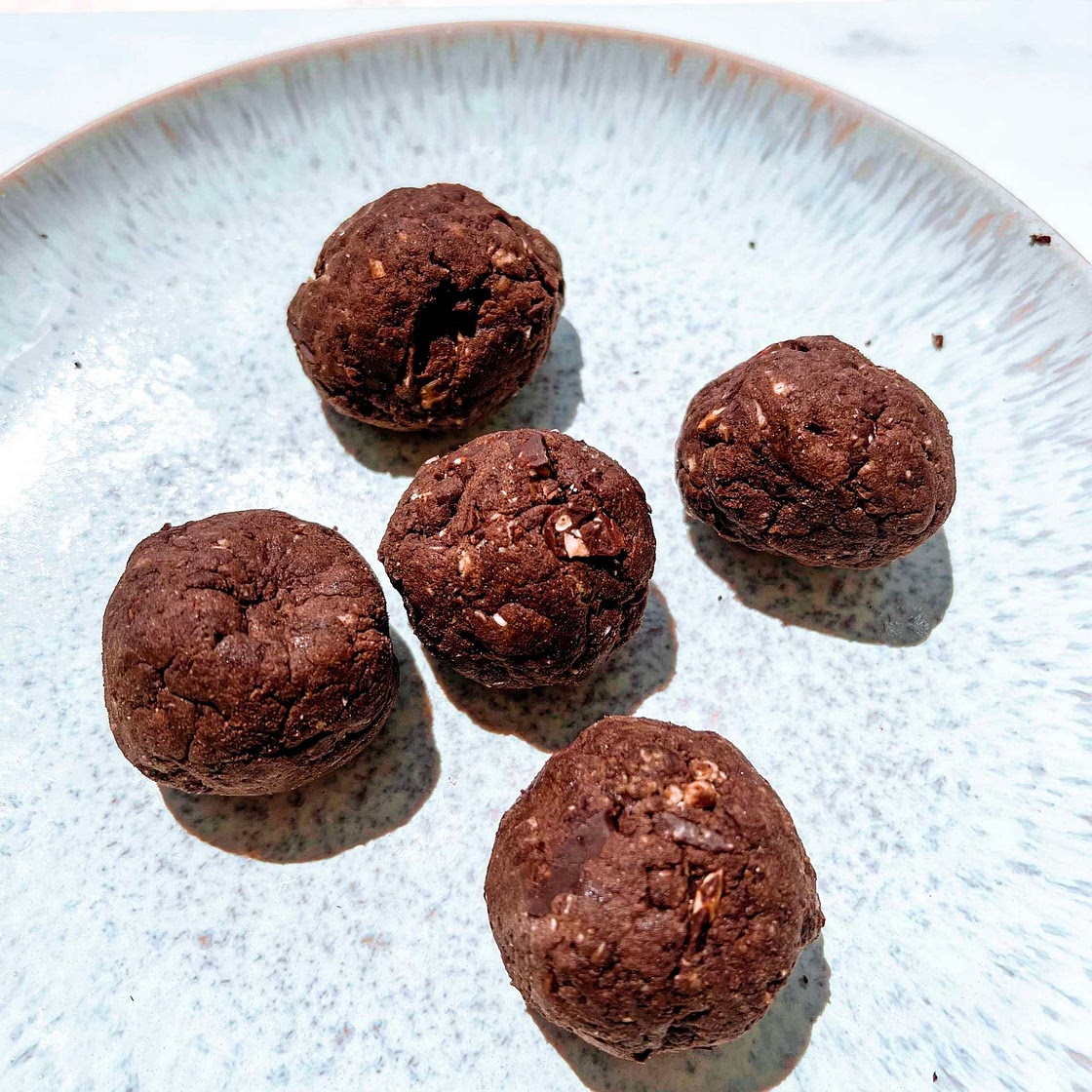 CHOCOLATE PROTEIN BALLS