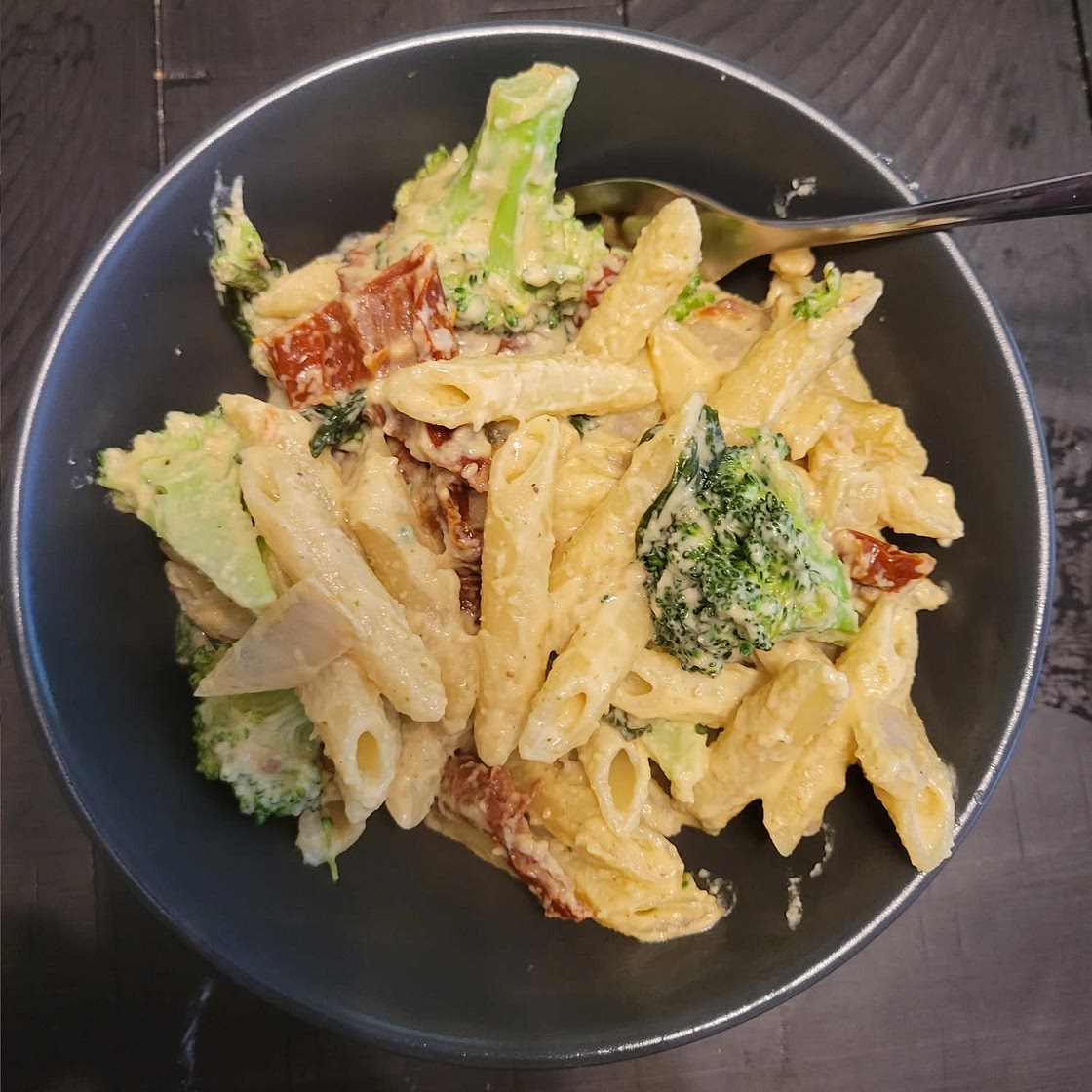 lemony basil creamy vegan pasta with broccoli & sundried tomatoe