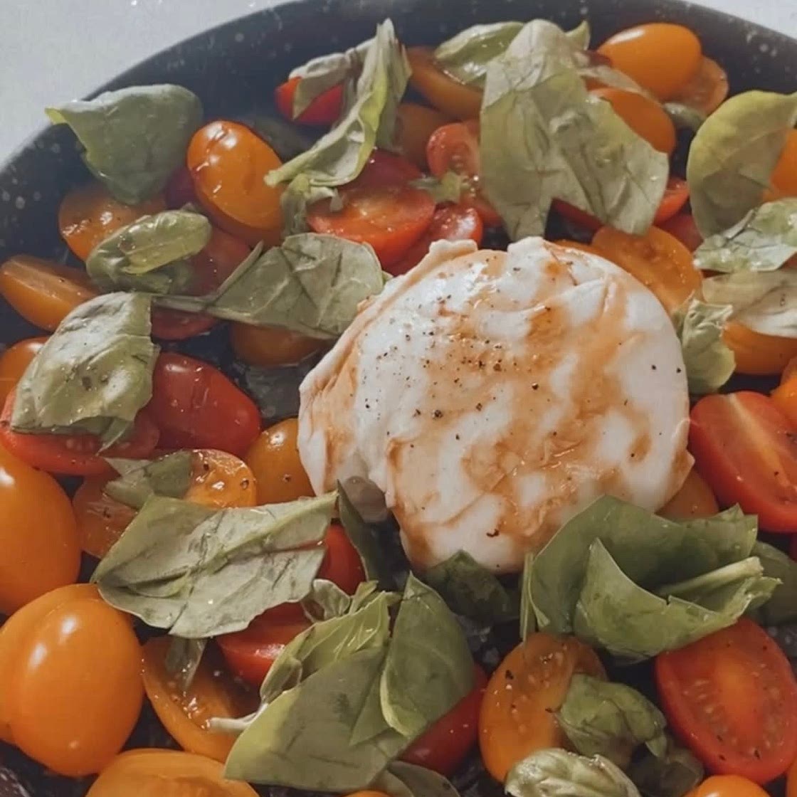 Buffel mozzarella tomato salad