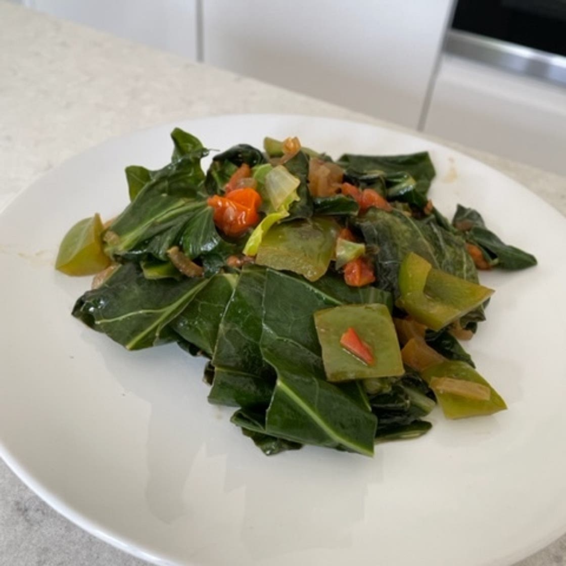 Spinach relish with green pepper, onion and oil