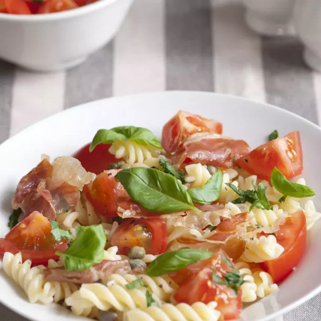 Salade de pâtes jambon, tomates et Basilic
